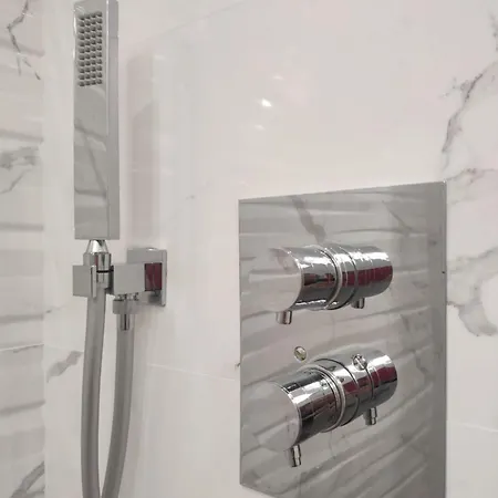 Central, Brand New With Parking アパート *